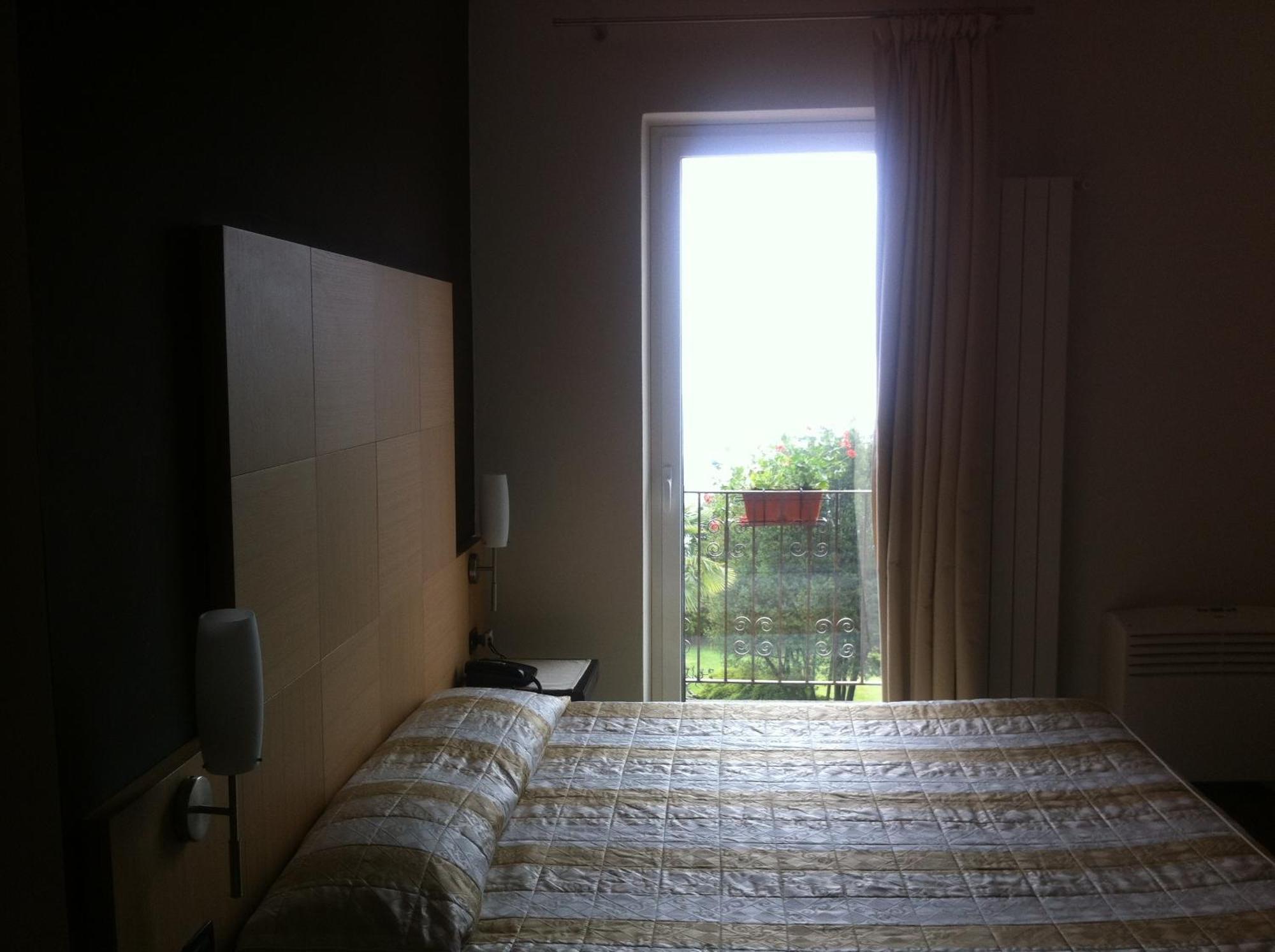Hotel Lido Ranco Kültér fotó